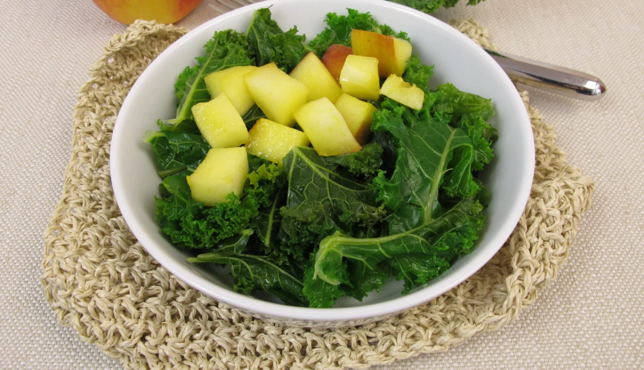 Salada de Couve Crua com Maçã Verde